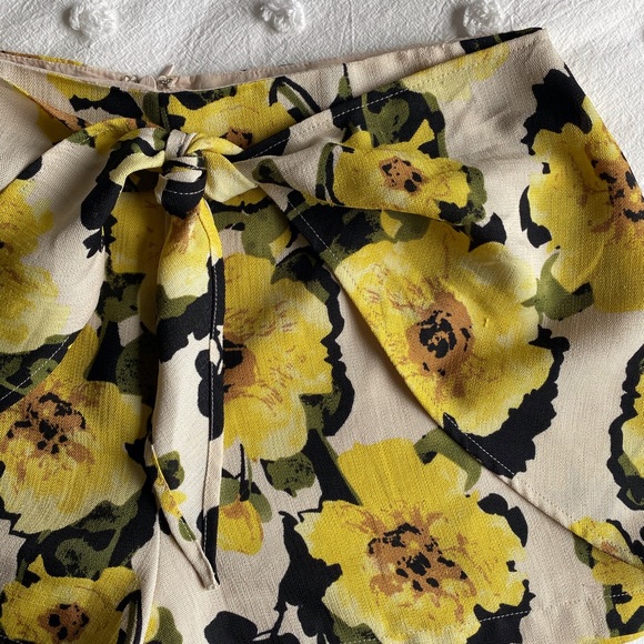 JOA Yellow and Creme Flower Tie Shorts - Picture 4 of 4
